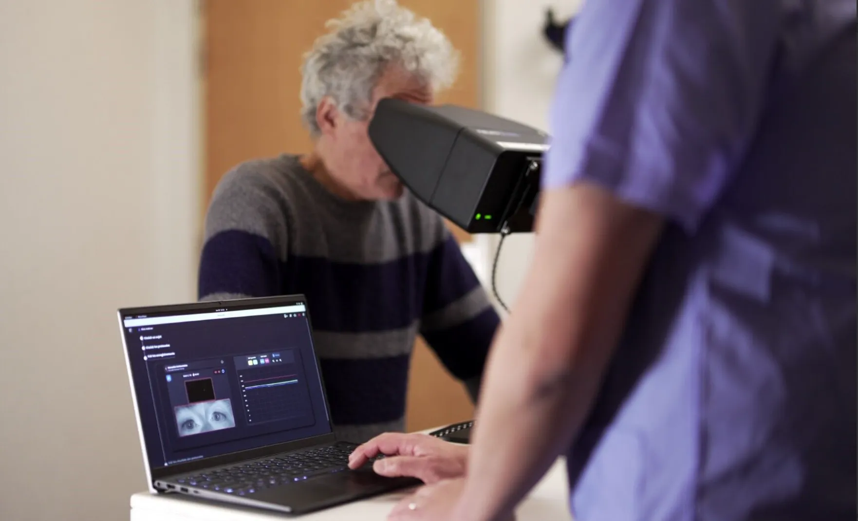 NeuroClues a développé une solution qui repose sur un dispositif médical portable, capable d’analyser en quelques minutes les mouvements oculaires grâce à des capteurs infrarouges et des algorithmes d’intelligence artificielle. (Crédit : NeuroClues)