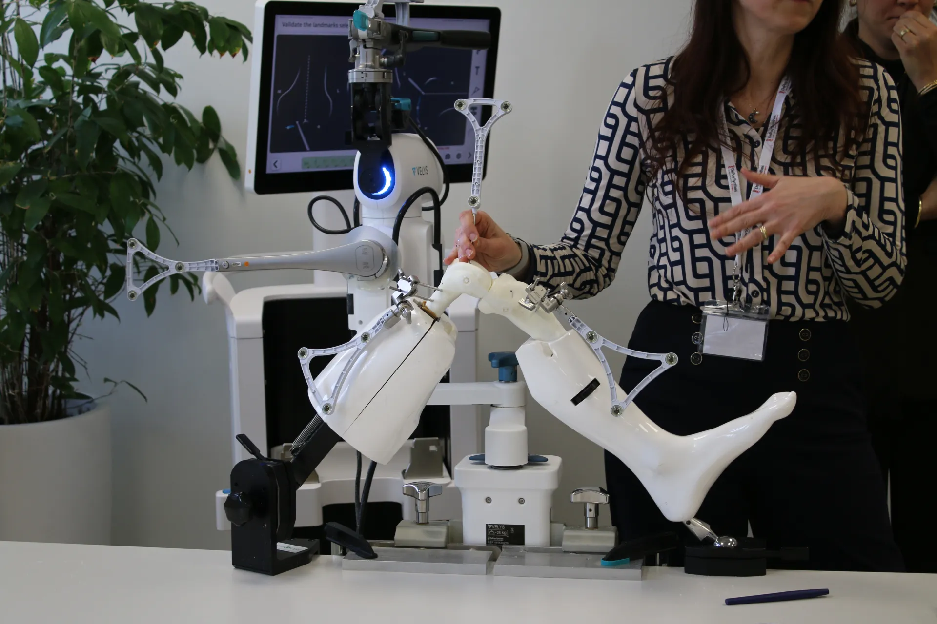 En Isère, la filiale de Johnson & Johnson, Orthotaxy, accélère le développement de ses robots chirurgicaux dédiés à l'orthopédie.