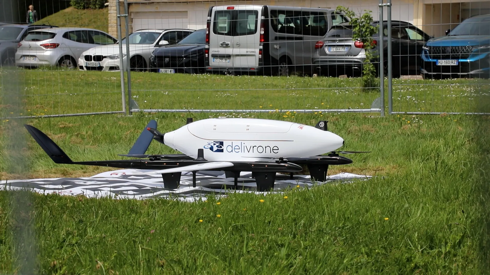 Avec une envergure de 2,70m, une capacité d'emport de 3kg et une vitesse de croisière de 110km/h à 80m du sol, les drones exploités par Délivrons pourraient bien révolutionner le transport médical.