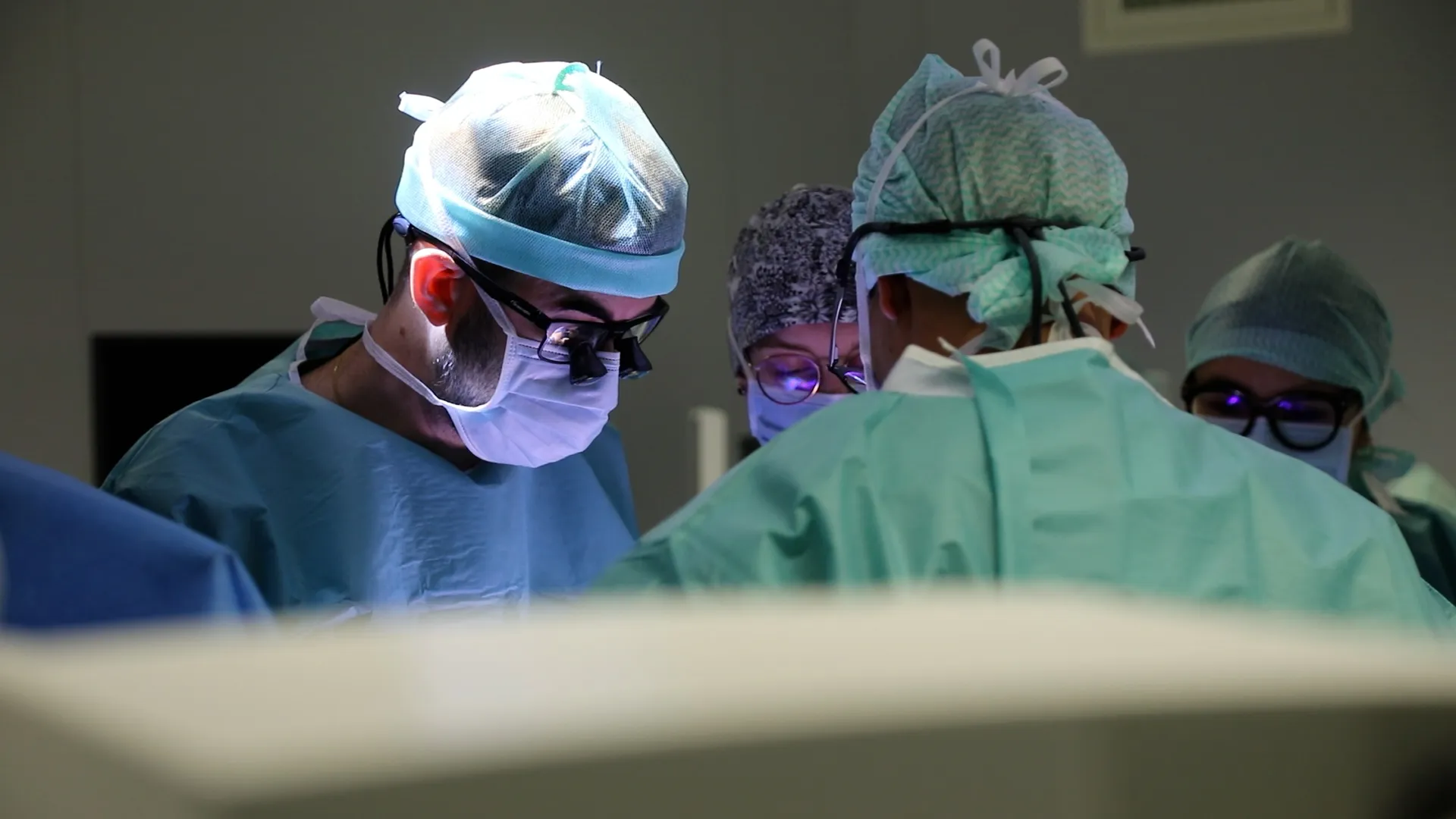 Chirurgien pédiatre au CHU de Besançon, le Docteur Yann Chaussy est à l'origine de projet de recherche franco-suisse SSuWAI, pour développer un dispositif médical capable de prédire les risques au bloc opératoire.