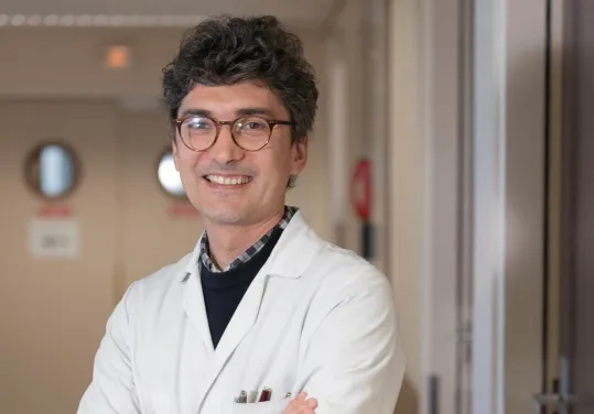 Hématologue et responsable du centre d'investigation clinique d'hémato-cancérologie du CHU de Nantes, le Professeur Cyrille Touzeau a récemment publié des résultats prometteurs dans la prise en charge du myélome multiple.