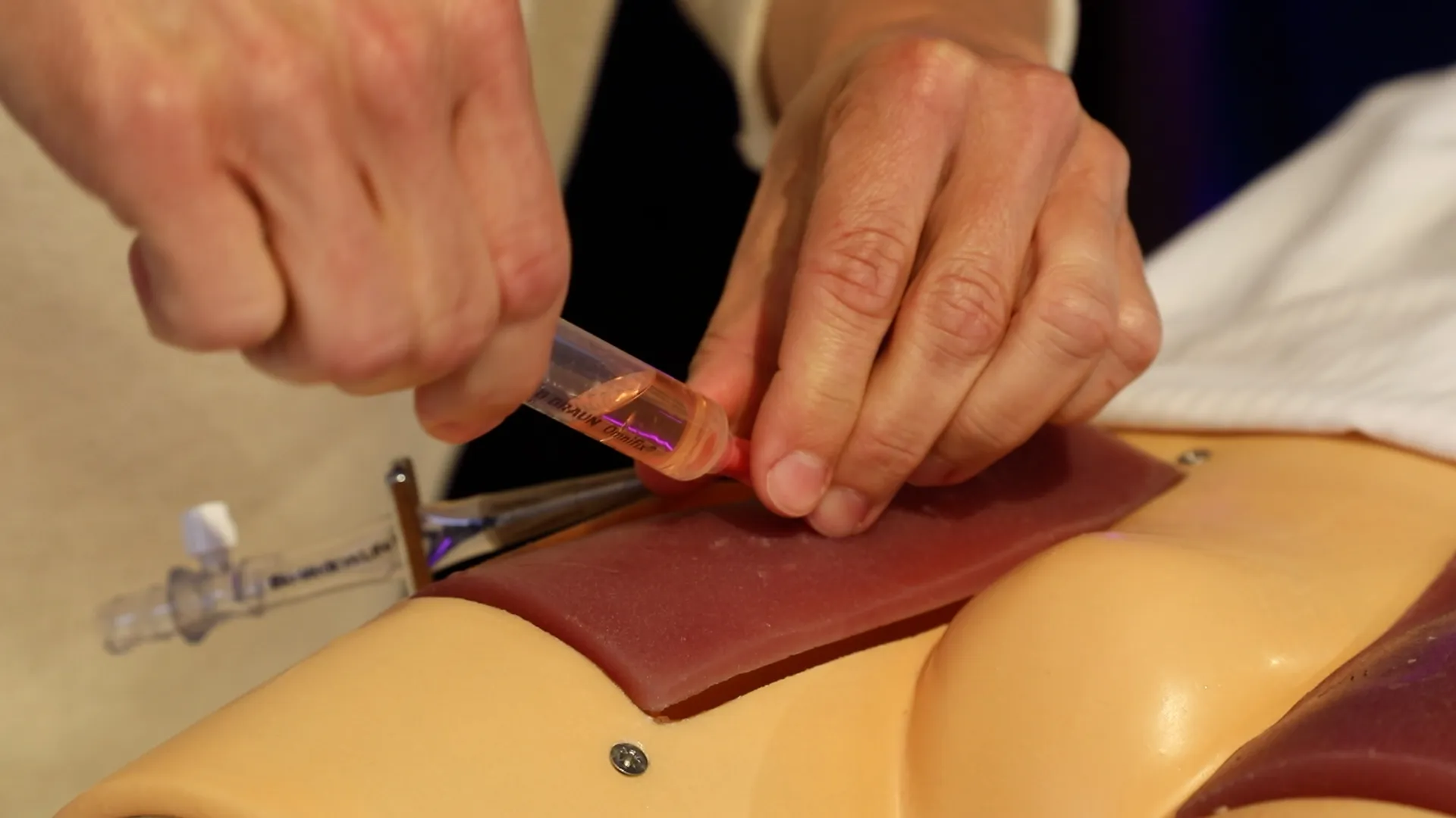 À bord de l’ECMObile, les professionnels de santé se forment aux nouvelles générations d’ECMO au bénéfice des patients grâce à la simulation.