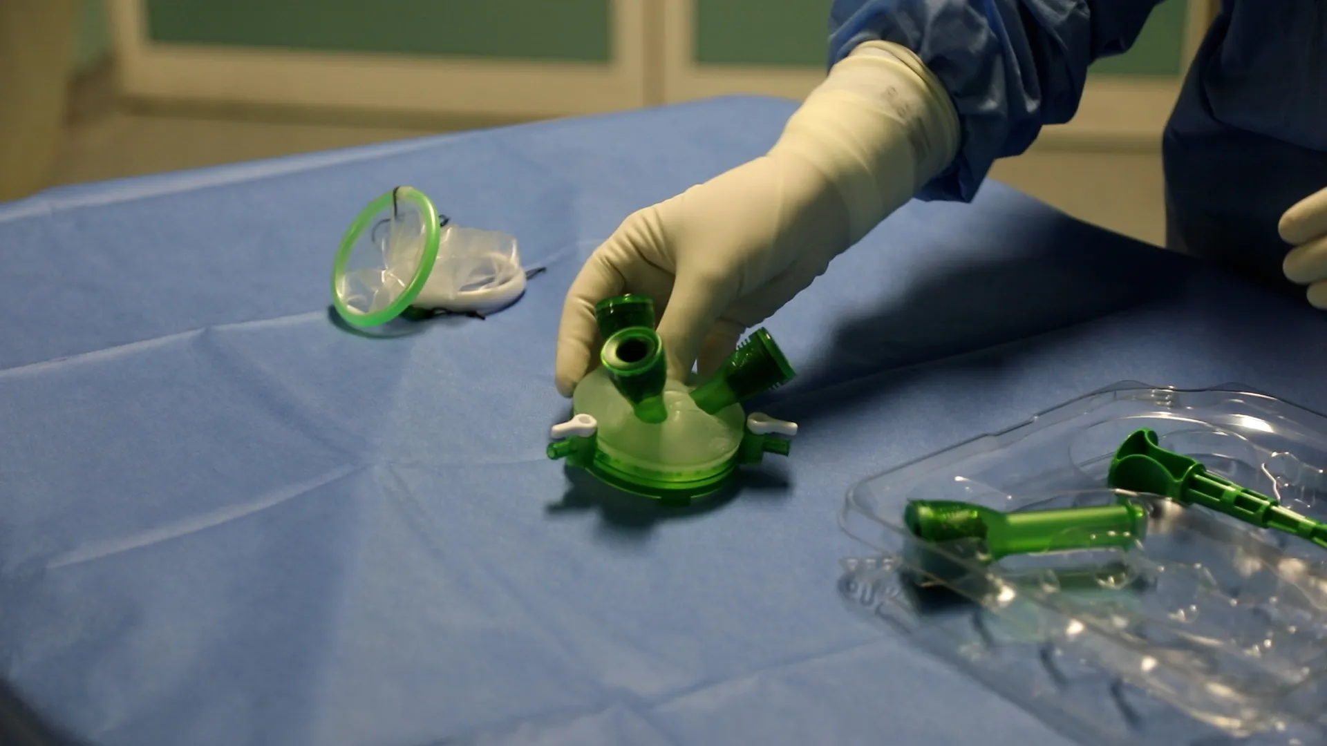 Entre autres innovations proposées au CHU Dijon Bourgogne, la chirurgie mini-invasive par mono-trocard permet à la patiente de ressortir du bloc opératoire avec une seule cicatrice dissimulée dans l'ombilic. (Crédit : ON HEALTH)